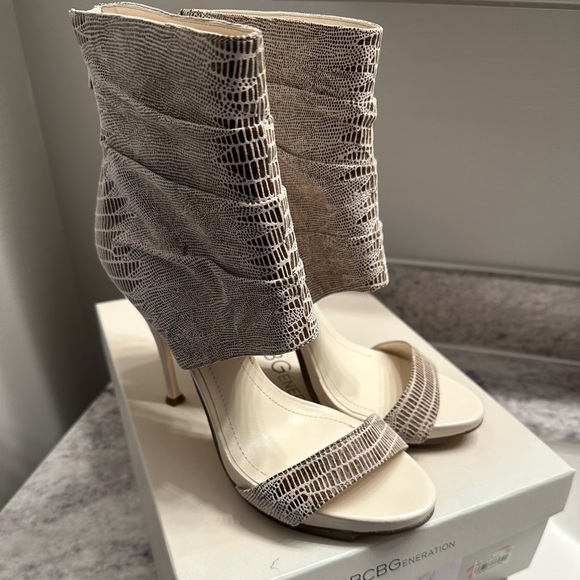 BCBG Maemi Suede Snake Print Heels size 8 NIB - Picture 1 of 9